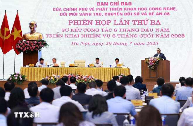 កិច្ចប្រជុំលើកទី៣ នៃគណៈកម្មាធិការដឹកនាំវិទ្យាសាស្ត្រ បច្ចេកវិទ្យា នវានុវត្តន៍ ការផ្លាស់ប្តូរឌីជីថល និងគម្រោងទី០៦។ (រូបថត៖ Duong Giang/VNA) ttxvn-thu-tuong-chu-tri-phien-hop-lan-thu-3-cua-ban-chi-dao-phat-trien-khcn-va-de-an-06-2.jpg