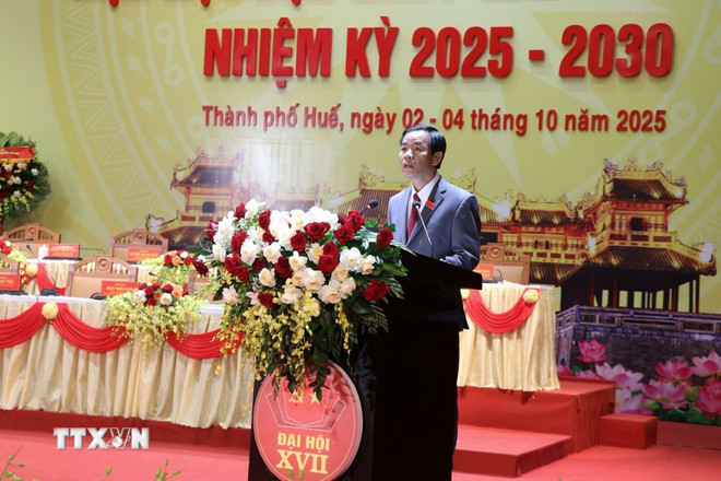 후에시 당위원회 서기이자 제17대 임기(2025-2030년 임기)인 응우옌 반 프엉 동지가 대회 폐막 연설을 했습니다. (사진: 응우옌 리/베트남통신) ttxvn-be-mac-dai-hoi-dai-bieu-dang-bo-thanh-pho-hue-nhiem-ky-2025-2030-2.jpg