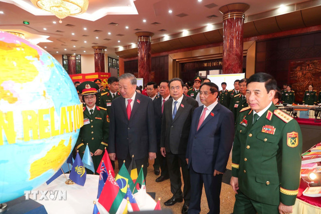 Generalsekretär To Lam und Delegierte besuchen die Ausstellung der Errungenschaften der Landesverteidigung. (Foto: Trong Duc/VNA) ttxvn-tong-bi-thu-to-lam-du-dai-hoi-dai-bieu-dang-bo-quan-doi-nhiem-ky-2025-2030-6.jpg