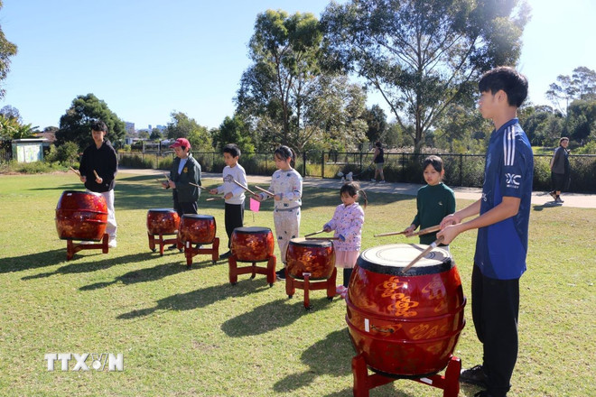 ttxvn-tre-em-goc-viet-tai-australia-voi-coi-nguon-1507-2.jpg