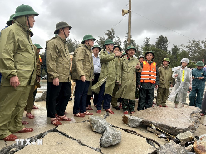 מנהיגי העיר הואה בודקים את השפעת סופה מספר 12. (צילום: מאי טראנג/VNA) ttxvn-lanh-dao-thanh-pho-hue-kiem-tra-chi-dao-ung-pho-con-bao-so-12-2210-1.jpg
