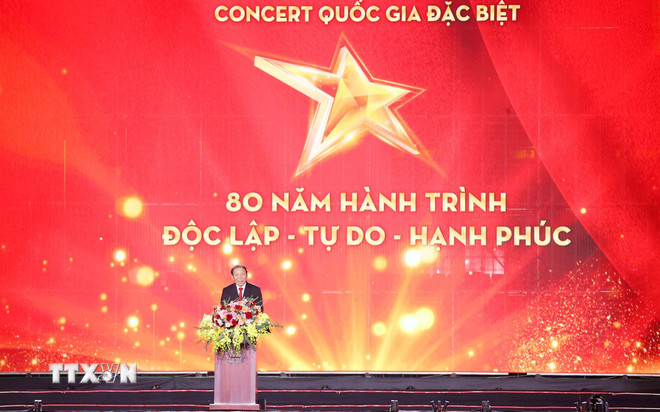 グエン・ヴァン・フン文化スポーツ観光大臣が開会演説を行った。(写真:ヴァン・ディープ/VNA) ttxvn-chuong-trinh-nghe-thuat-quoc-gia-dac-biet-80-nam-hanh-trinh-doc-lap-tu-do-hanh-phuc-2.jpg