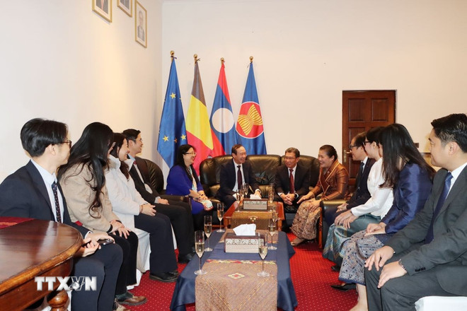 Ambasadorul Nguyen Van Thao, soția sa și oficialii Ambasadei Vietnamului la Bruxelles (dreapta) felicită Ambasada Laosului cu ocazia celei de-a 50-a aniversări a Zilei Naționale. (Foto: Huong Giang/VNA) ttxvn-tu-brussels-lan-toa-tinh-doan-ket-dac-biet-viet-lao-0212-2.jpg