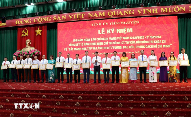 Lãnh đạo tỉnh Thái Nguyên trao Bằng khen cho các cá nhân, tập thể cơ quan báo chí có thành tích tuyên truyền về tỉnh Thái Nguyên. (Ảnh: Trần Trang/TTXVN) ttxvn-thai-nguyen-ky-niem-100-nam-ngay-bao-chi-cach-mang-viet-nam-1806-2.jpg
