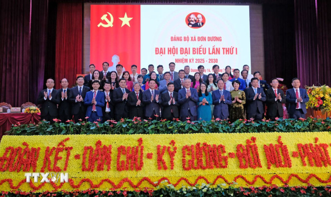 Ủy viên Bộ Chính trị, Phó Thủ tướng thường trực Chính phủ Nguyễn Hòa Bình chụp hình cùng các đại biểu tham dự Đại hội sáng 15/7. (Ảnh: Nguyễn Dũng/TTXVN) ttxvn-pho-thu-tuong-thuong-truc-nguyen-hoa-binh-du-dai-hoi-diem-o-lam-dong-1507-2.jpg
