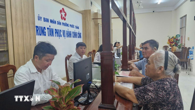 Đông đảo người dân đến thực hiện thủ tục hành chính trong ngày đầu tiên chính quyền 2 cấp đi vào hoạt động tại phường Phước Thắng, Thành phố Hồ Chí Minh. (Ảnh: Hoàng Nhị/TTXVN) ttxvn-thanh-pho-ho-chi-minh-trong-ngay-dau-van-hanh-chinh-quyen-dia-phuong-hai-cap-0107-1.jpg