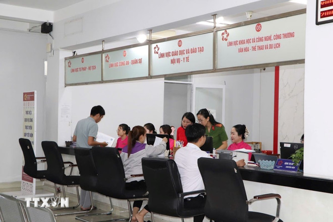 Trung tâm hành chính công của phường Dĩ An phục vụ người dân trong sáng 1/7 (ở Đường số 10, phường Dĩ An, Thành phố Hồ Chí Minh. (Ảnh: Huyền Trang/TTXVN) ttxvn-thanh-pho-ho-chi-minh-trong-ngay-dau-van-hanh-chinh-quyen-dia-phuong-hai-cap-0107.jpg