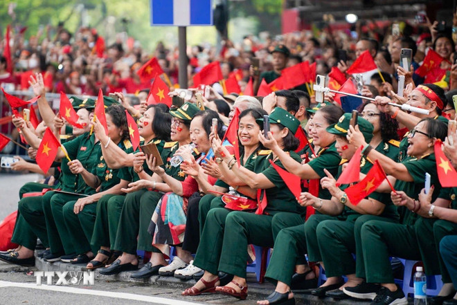 Die Freude der Veteranen bei der Parade am Unabhängigkeitstag. (Foto: Khanh Hoa/VNA) ttxvn-binh-minh-cua-ngay-doc-lap-lan-thu-80-6.jpg