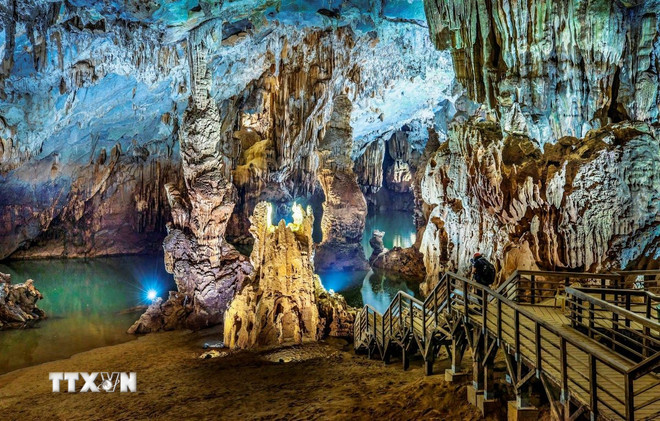 ល្អាង Phong Nha គឺស្រស់ស្អាត វេទមន្ត និងអស្ចារ្យ។ (រូបថត៖ VNA) ttxvn-phong-nha-ke-bang-1307-2.jpg