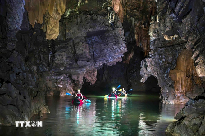 អ្នកទេសចរទៅទស្សនារូងភ្នំក្នុងឧទ្យានជាតិ Phong Nha-Ke Bang។ (រូបថត៖ VNA) ttxvn-phong-nha-ke-bang-1307-3.jpg