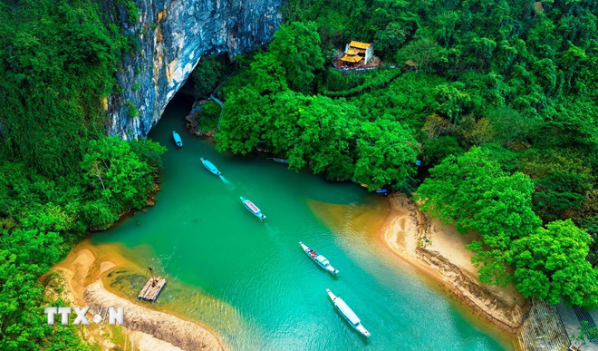 Boote am Touristenanleger von Phong Nha bringen Touristen zur Phong Nha-Höhle. (Foto: VNA) ttxvn-phong-nha-ke-bang-1307.jpg