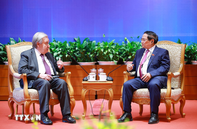 Prim-ministrul Pham Minh Chinh se întâlnește cu secretarul general al Națiunilor Unite, António Guterres. (Foto: Duong Giang/VNA) ttxvn-thu-tuong-pham-minh-chinh-gap-tong-thu-ky-lien-hop-quoc-25-3.jpg