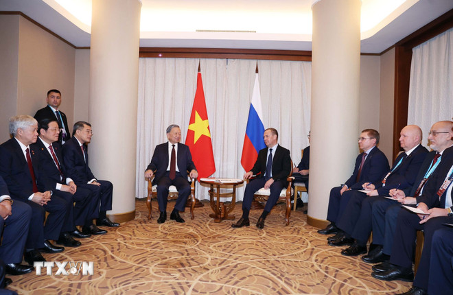 O Secretário-Geral To Lam se encontrou com o Presidente do Partido Rússia Unida e Vice-Presidente do Conselho Federal de Segurança da Rússia, Dmitry Medvedev. (Foto: Thong Nhat/VNA) ttxvn-tong-bi-thu-to-lam-gap-chu-tich-dang-nuoc-nga-thong-nhat-dmitry-medvedev-1010-3.jpg