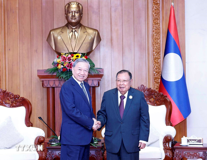 Generalsekreterare To Lam träffade Laos tidigare generalsekreterare och president Bounnhang Vorachit. (Foto: Thong Nhat/VNA) ttxvn-tong-bi-thu-to-lam-gap-nguyen-tong-bi-thu-chu-tich-nuoc-lao-bounnhang-vorachit-02-1.jpg