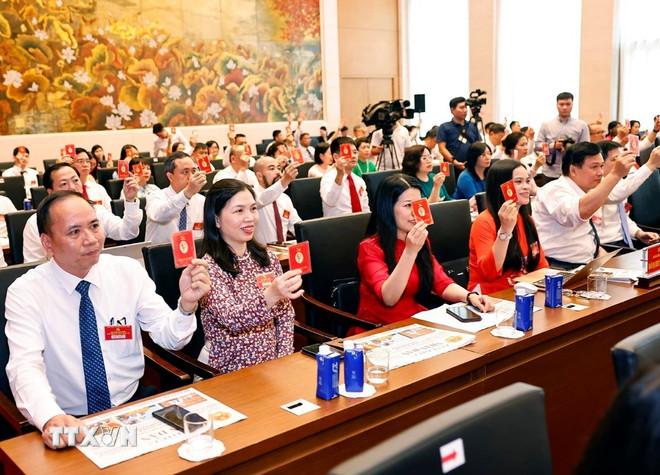 Đại biểu biểu quyết thông qua chương trình Đại hội. (Ảnh: Doãn Tấn/TTXVN)