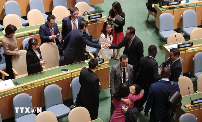 Many UN member countries came to share joy with Vietnam's high voting results. (Photo: Thanh Tuan/VNA) ttxvn-viet-nam-tai-dac-cu-vao-hoi-dong-nhan-quyen-lhq-nhiem-ky-20262028-8.jpg