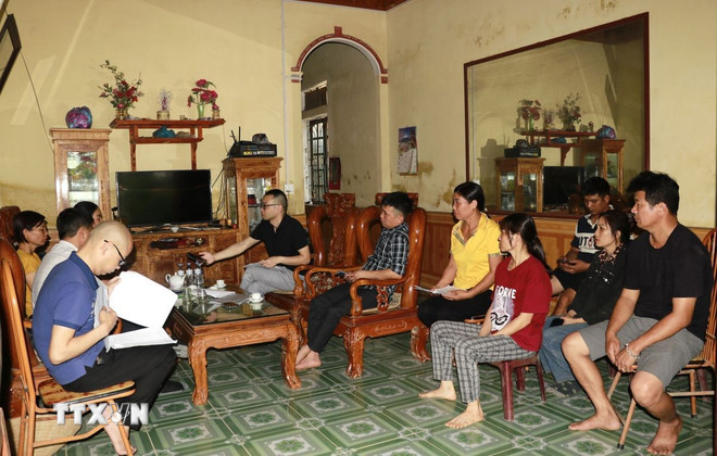 Người dân ở thôn Hạnh Phúc, xã Y Can, huyện Trấn Yên (Yên Bái) bức xúc vì thay đổi thiết kế đường nhiều lần, ảnh hưởng đến đời sống người dân. (Ảnh: Đinh Thùy/TTXVN) ttxvn-yen-bai-day-nhanh-tien-do-thi-cong-tinh-lo-166-noi-cao-toc-noi-bai-lao-cai-1205-3.jpg