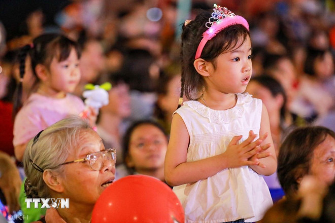 حظي برنامج ttxvn-ha-noi-chuong-trinh-dem-hoi-trang-ram-2025-04-2.jpg