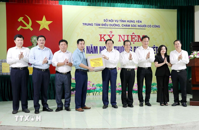 ttxvn-truong-ban-noi-chinh-trung-uong-phan-dinh-trac-tham-tang-qua-nguoi-co-cong-tai-hung-yen-2407-2.jpg