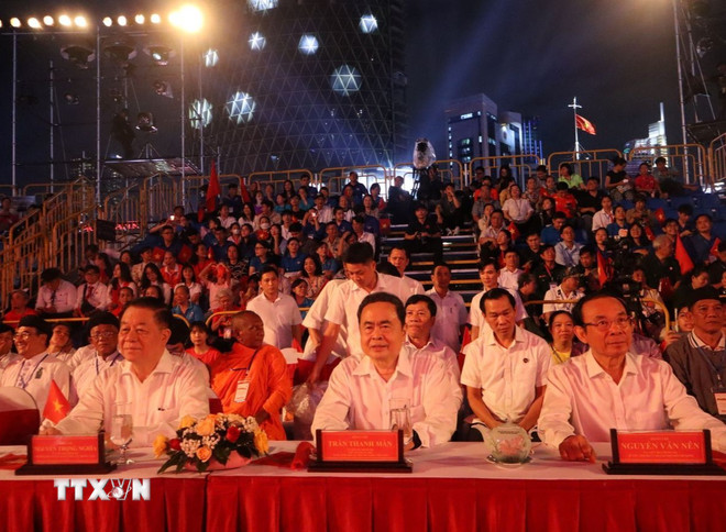 ttxvn-cau-truyen-hinh-chinh-luan-nghe-thuat-dac-biet-thoi-co-vang-2208-16.jpg