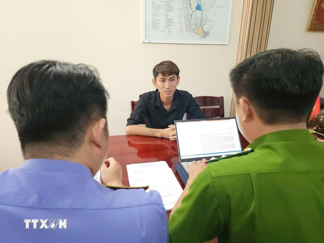 ttxvn-bat-nhom-doi-tuong-lua-ban-dat-du-an-san-bay-quoc-te-phu-quoc-kien-giang-2506-2.jpg