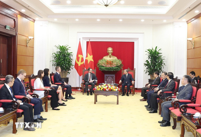 Le secrétaire général To Lam reçoit l'ambassadeur britannique au Vietnam, Iain Frew. (Photo : Thong Nhat/VNA) ttxvn-tong-bi-thu-to-lam-tiep-dai-su-anh-va-bac-ireland-4.jpg
