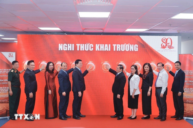 Phó Thủ tướng Mai Văn Chính và đại biểu thực hiện nghi thức khai trương Trung tâm báo chí triển lãm. (Ảnh: Minh Quyết/TTXVN) ttxvn-khai-truong-trung-tam-bao-chi-trien-lam-1.jpg