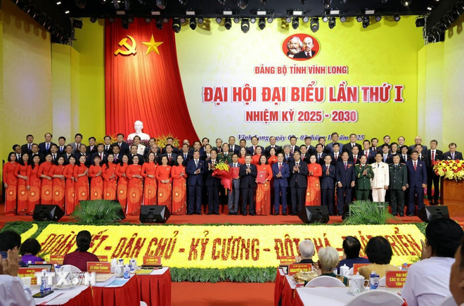 Comrade Le Minh Tri, Secretary of the Party Central Committee, Chief Justice of the Supreme People's Court, presented decisions and flowers to congratulate the Vinh Long Provincial Party Executive Committee and Comrade Tran Van Lau on being appointed as Secretary of the Vinh Long Provincial Party Committee for the 2025-2030 term. (Photo: Pham Minh Tuan/VNA) ttxvn-khai-mac-dai-hoi-dai-bieu-dang-bo-tinh-vinh-long-nhiem-ky-2025-2030-03-4.jpg