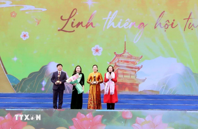 ttxvn-pho-chu-tich-quoc-hoi-nguyen-thi-thanh-du-le-khai-hoi-chua-tam-chuc-0902-2.jpg