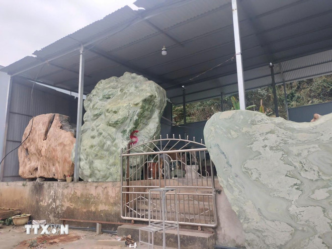 Ngoài bị tịch thu tang vật đá cảnh, mỗi cá nhân, hộ kinh doanh bị xử phạt gần 100 triệu đồng. (Ảnh: TTXVN phát) ttxvn-ubnd-yen-bai-xu-phat-va-tich-thu-hang-nghin-tan-da-trai-phep-3005-2.jpg