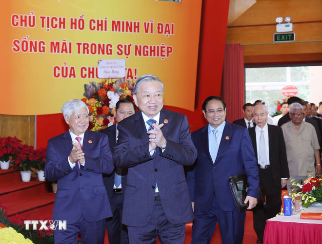 Setiausaha Agung Kepada Lam dan Perdana Menteri Pham Minh Chinh menghadiri Kongres pertama Barisan Tanah Air Vietnam dan Pertubuhan Massa Pusat. (Foto: Thong Nhat/VNA) ttxvn-dai-hoi-dai-bieu-dang-bo-mat-tran-to-quoc-viet-nam-va-cac-doan-the-trung-uong-lan-thu-nhat-23-2.jpg