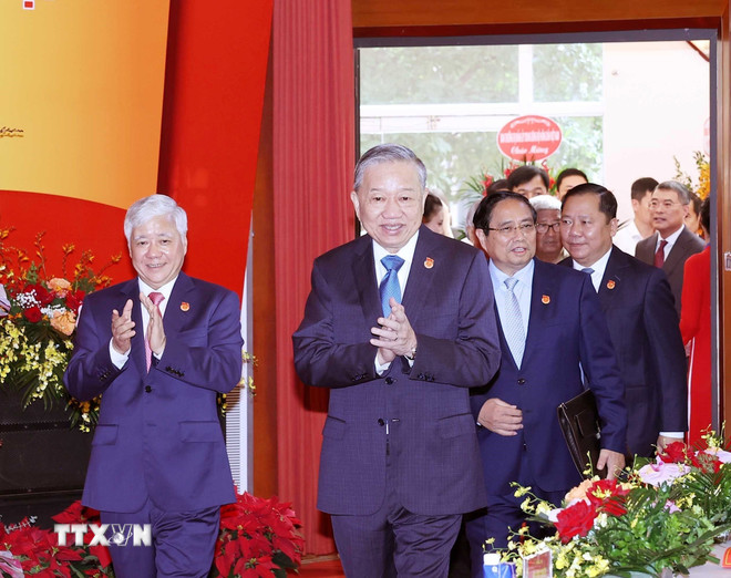 Setiausaha Agung Kepada Lam dan Perdana Menteri Pham Minh Chinh menghadiri Kongres pertama Barisan Tanah Air Vietnam dan Pertubuhan Massa Pusat. (Foto: Thong Nhat/VNA) ttxvn-dai-hoi-dai-bieu-dang-bo-mat-tran-to-quoc-viet-nam-va-cac-doan-the-trung-uong-lan-thu-nhat-23-1.jpg