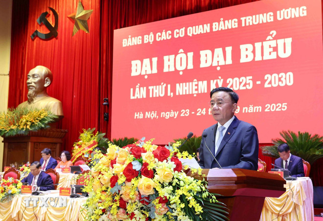 Kameraad Tran Cam Tu hield een slottoespraak op het congres. (Foto: Phuong Hoa/VNA) ttxvn-be-mac-dai-hoi-dai-bieu-dang-bo-cac-co-quan-dang-trung-uong-lan-thu-nhat-1.jpg
