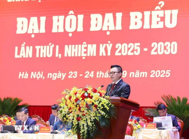 Kameraad Le Quoc Minh, lid van het Centraal Comité van de Partij, partijsecretaris en hoofdredacteur van de krant Nhan Dan, hield een toespraak op het congres. (Foto: Phuong Hoa/VNA) ttxvn-be-mac-dai-hoi-dai-bieu-dang-bo-cac-co-quan-dang-trung-uong-lan-thu-nhat-6.jpg