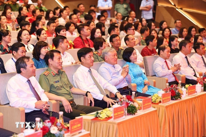 Các đại biểu tham dự chương trình chính luận nghệ thuật “Sao Độc lập." (Ảnh: Minh Đức/TTXVN) ttxvn-chuong-trinh-chinh-luan-nghe-thuat-sao-doc-lap-24-2.jpg
