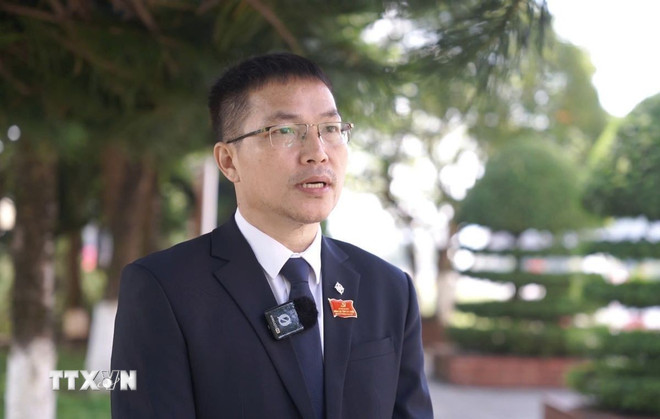 O Sr. Phan Van Coc, Secretário do Comitê do Partido da Comuna de Hua Bum (Lai Chau), contribuiu com suas opiniões para os rascunhos dos documentos submetidos ao 14º Congresso Nacional do Partido. (Foto: VNA) ttxvn-gop-y-du-thao-van-kien-dai-hoi-dang-xiv-2810-2.jpg