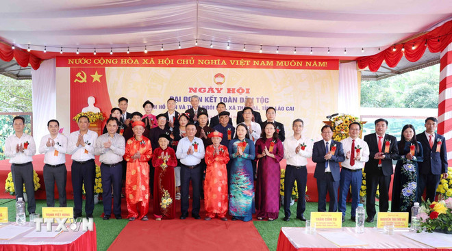 ກຳມະການປະຈຳຄະນະເລຂາ ເຈີ່ນກ໋າມຕູ ກັບປະຊາຊົນບັນດາເຜົ່າຢູ່ໝູ່ບ້ານ ໂຮ່ເຊນ ແລະ ງອຍເລນ, ຕາແສງ ແທງບາ. (ພາບ: ຟອງຮ່ວາ/VNA) ttxvn-thuong-truc-ban-bi-thu-du-ngay-hoi-dai-doan-ket-toan-dan-toc-tai-lao-cai-17-8.jpg