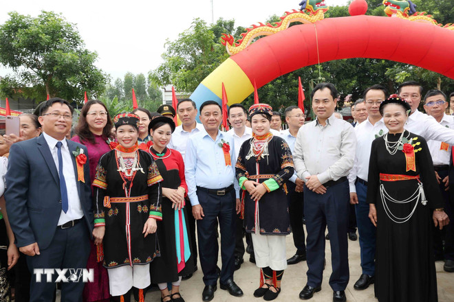 ກຳມະການປະຈຳຄະນະເລຂາ ເຈີ່ນກ໋າມຕູ ກັບປະຊາຊົນບັນດາເຜົ່າຢູ່ໝູ່ບ້ານ ໂຮ່ເຊນ ແລະ ງອຍເລນ, ຕາແສງ ແທງບາ. (ພາບ: ຟອງຮ່ວາ/VNA) ttxvn-thuong-truc-ban-bi-thu-du-ngay-hoi-dai-doan-ket-toan-dan-toc-tai-lao-cai-17-3.jpg