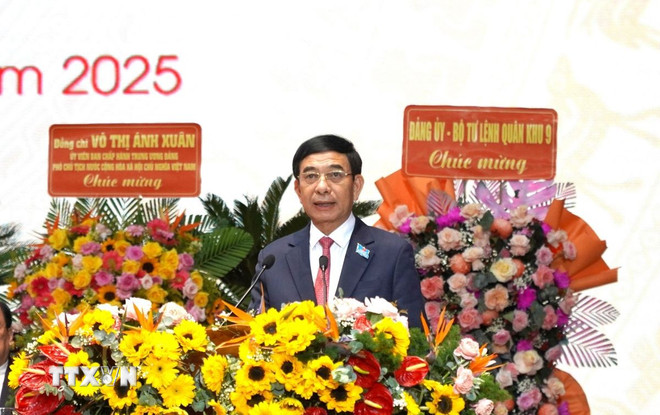 នាយឧត្តមសេនីយ៍ Phan Van Giang សមាជិកការិយាល័យនយោបាយ អនុលេខាគណៈកម្មាធិការមជ្ឈិមបក្ស រដ្ឋមន្ត្រីក្រសួងការពារជាតិ ថ្លែងមតិក្នុងមហាសន្និបាតលើកទី១ គណៈកម្មាធិការបក្សខេត្ត An Giang អាណត្តិ 2025-2030។ (រូបថត៖ Van Si/VNA) ttxvn-bo-chinh-tri-chi-dinh-ong-nguyen-tien-hai-lam-bi-thu-tinh-uy-an-giang-0310-3.jpg