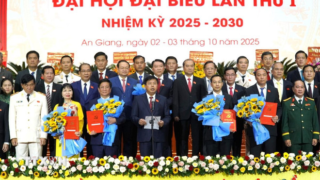 លេខាគណៈកម្មាធិការបក្សខេត្ត An Giang លោក Nguyen Tien Hai តាងនាមឱ្យគណៈកម្មាធិការប្រតិបត្តិនៃគណៈកម្មាធិការបក្សខេត្ត An Giang អាណត្តិឆ្នាំ ២០២៥-២០៣០ បានអញ្ជើញថ្លែងសុន្ទរកថាទទួលភារកិច្ច។ (រូបថត៖ Van Si/VNA) ttxvn-bo-chinh-tri-chi-dinh-ong-nguyen-tien-hai-lam-bi-thu-tinh-uy-an-giang-0310-2.jpg