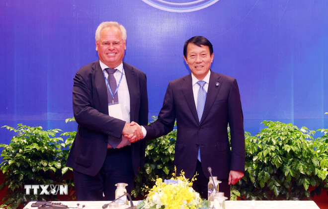 General Luong Tam Quang, minister for offentlig sikkerhet, mottok Kaspersky Evgeny Valentinovich, administrerende direktør i Kaspersky Company i Russland. (Foto: Pham Kien/VNA) ttxvn-bo-truong-cong-an-tiep-tong-giam-doc-dieu-hanh-cong-ty-kaspersky-cua-lien-bang-nga-1.jpg
