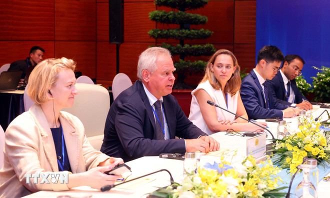 Administrerende direktør i det russiske selskapet Kaspersky, Evgeny Valentinovich, taler. (Foto: Pham Kien/VNA) ttxvn-bo-truong-cong-an-tiep-tong-giam-doc-dieu-hanh-cong-ty-kaspersky-cua-lien-bang-nga-4.jpg