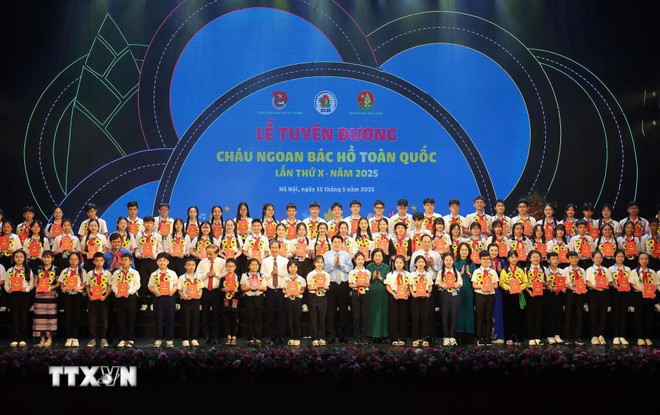 Chủ tịch nước Lương Cường với các đại biểu Cháu ngoan Bác Hồ được tuyên dương. (Ảnh: Lâm Khánh/TTXVN)