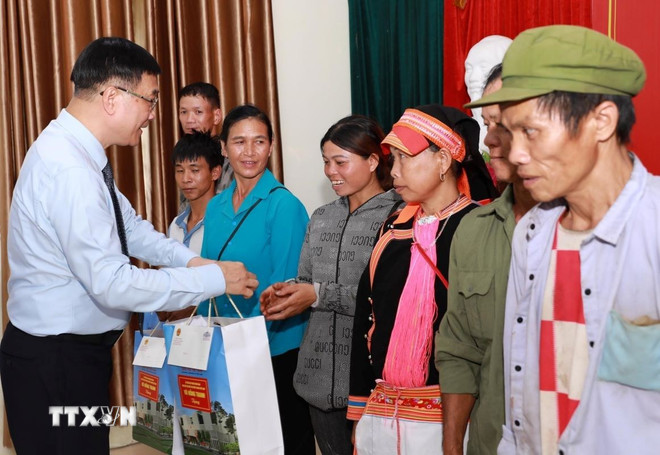 ttxvn-pho-chu-tich-quoc-hoi-vu-hong-thanh-tham-tang-qua-gia-dinh-chinh-sach-tai-tinh-lai-chau-2407.jpg