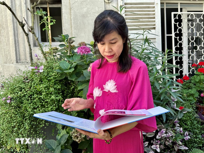 Tiến sỹ Hoàng Thị Hồng Hà, nhà nghiên cứu văn hóa Việt Nam đồng tác giả cuốn sách ảnh đề "Việt Nam - Hành trình ký ức" (Vietnam - Un voyage mémoriel). (Ảnh: Thu Hà/TTXVN) ttxvn-ra-mat-sach-anh-song-ngu-viet-nam-hanh-trinh-ky-uc-tai-phap-1308-3.jpg
