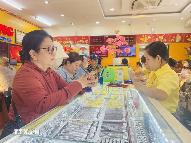 ttxvn-thi-truong-vang-thanh-pho-ho-chi-minh-giao-dich-soi-dong-nhung-khong-dot-bien-14-1.jpg