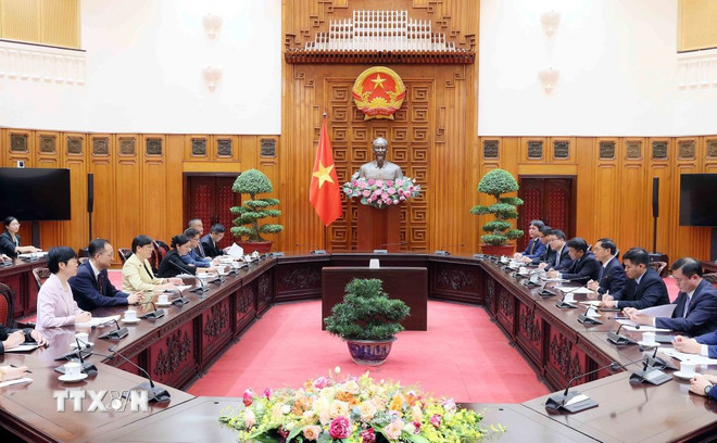 Vizepremier Bui Thanh Son empfing den stellvertretenden Vorsitzenden der Provinz Guangdong, Truong Quoc Tri. (Foto: An Dang/VNA) ttxvn-pho-thu-tuong-bui-thanh-son-tiep-pho-chu-tich-tinh-quang-dong-truong-quoc-tri-28-2.jpg