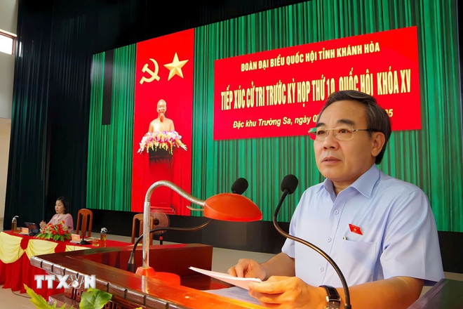 Ông Lê Hữu Trí, Phó Trưởng đoàn chuyên trách đoàn Đại biểu Quốc hội tỉnh Khánh Hòa phát biểu tại buổi tiếp xúc cử tri. (Ảnh: TTXVN phát) ttxvn-doan-dai-bieu-quoc-hoi-tinh-khanh-hoa-tiep-xuc-cu-tri-dac-khu-truong-sa-0710-2.jpg