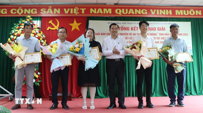 Trao Giấy khen cho đại diện tác giả, nhóm tác giả đoạt giải Nhất. (Ảnh: Hồng Thái/TTXVN) ttxvn-hau-giang-tong-ket-giai-bao-chi-tuyen-truyen-ve-an-toan-giao-thong-nam-2025.jpg