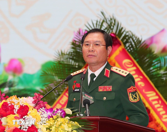 នាយឧត្តមសេនីយ៍ Nguyen Tan Cuong សមាជិកគណៈកម្មាធិការមជ្ឈិមបក្ស សមាជិកគណៈកម្មាធិការមជ្ឈិមបក្ស អគ្គសេនាធិការ និងអនុរដ្ឋមន្ត្រីក្រសួងការពារជាតិបានថ្លែងសុន្ទរកថា។ (រូបថត៖ Trong Duc/VNA) ttxvn-khai-mac-trong-the-dai-hoi-dai-bieu-dang-bo-quan-doi-nhiem-ky-2025-2030-6.jpg